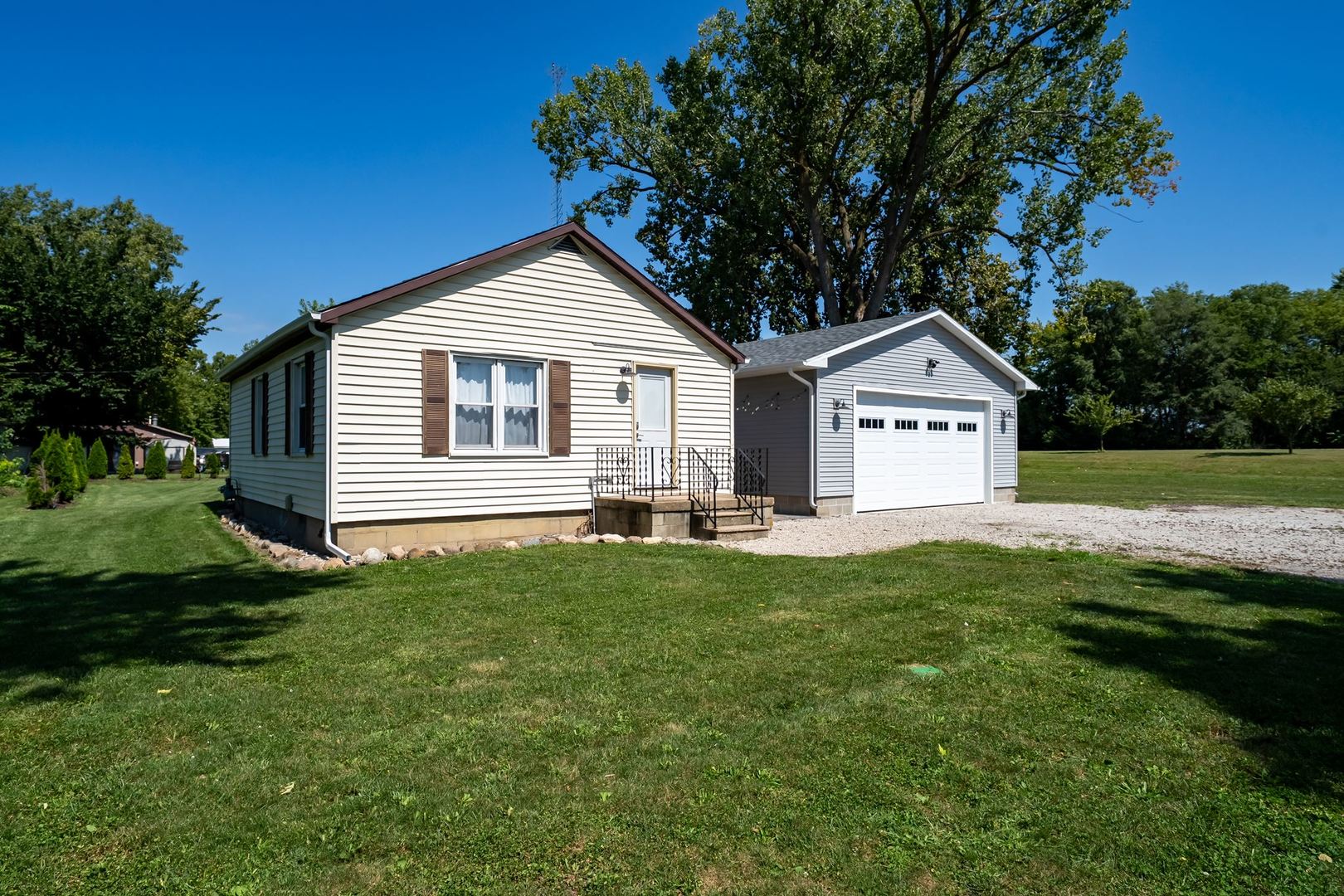 327 E John Street, Forrest, IL 61741 — photo 2