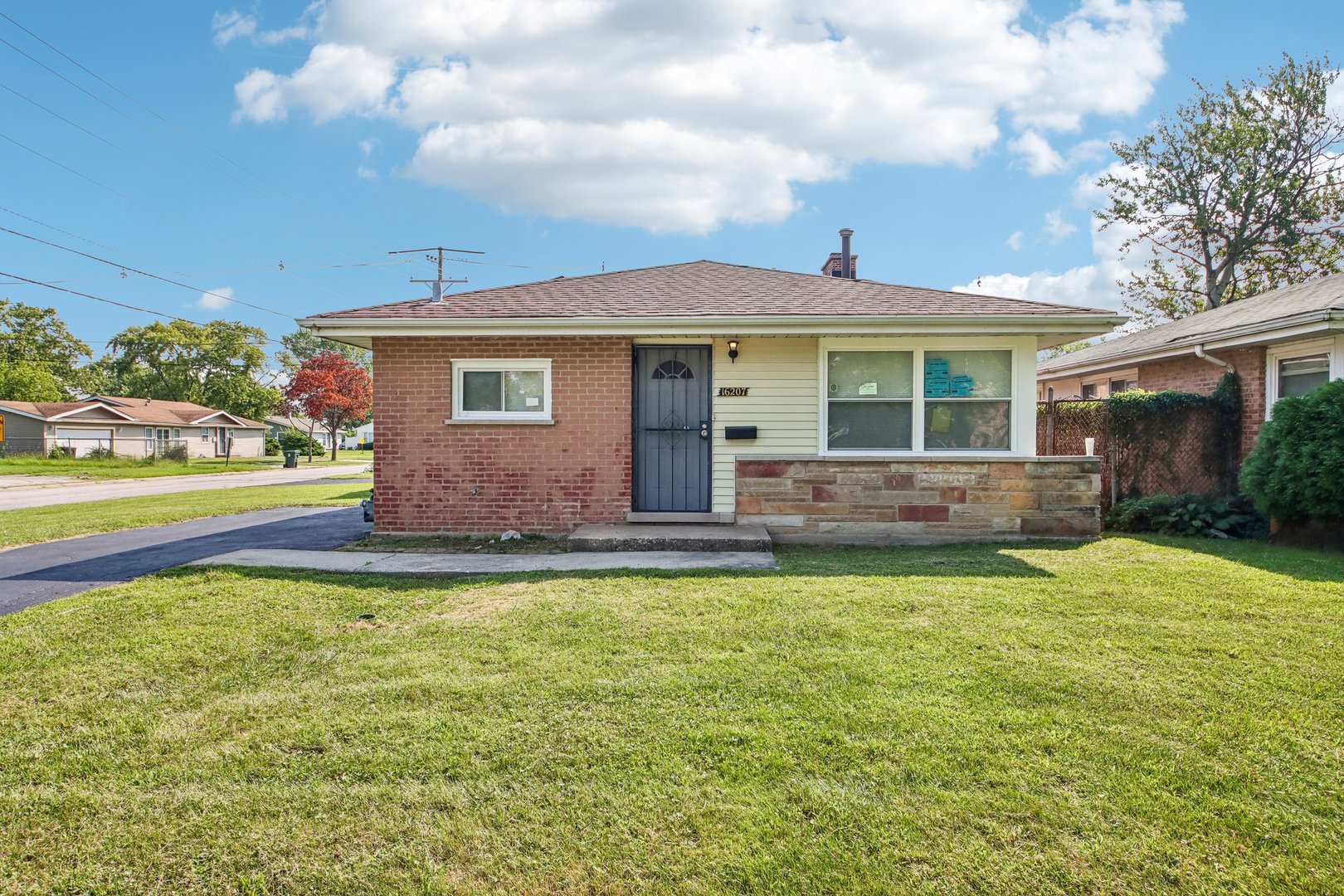16207 Marshfield Avenue — photo