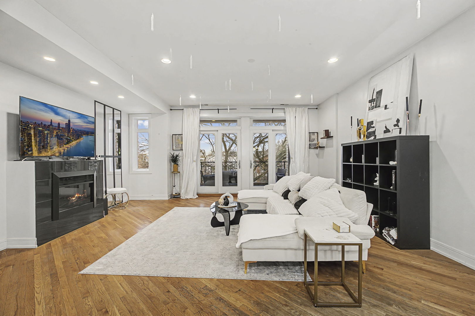 Home in Chicago, IL 60637 — photo 3