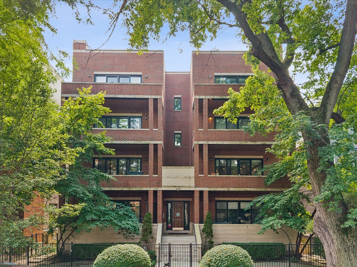 639 W Briar Place 3E — photo