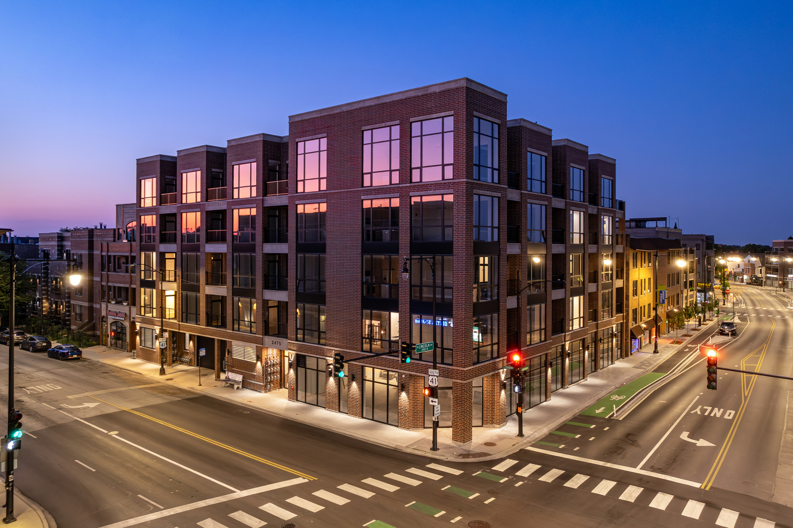 2475 W Foster Avenue 408 — photo