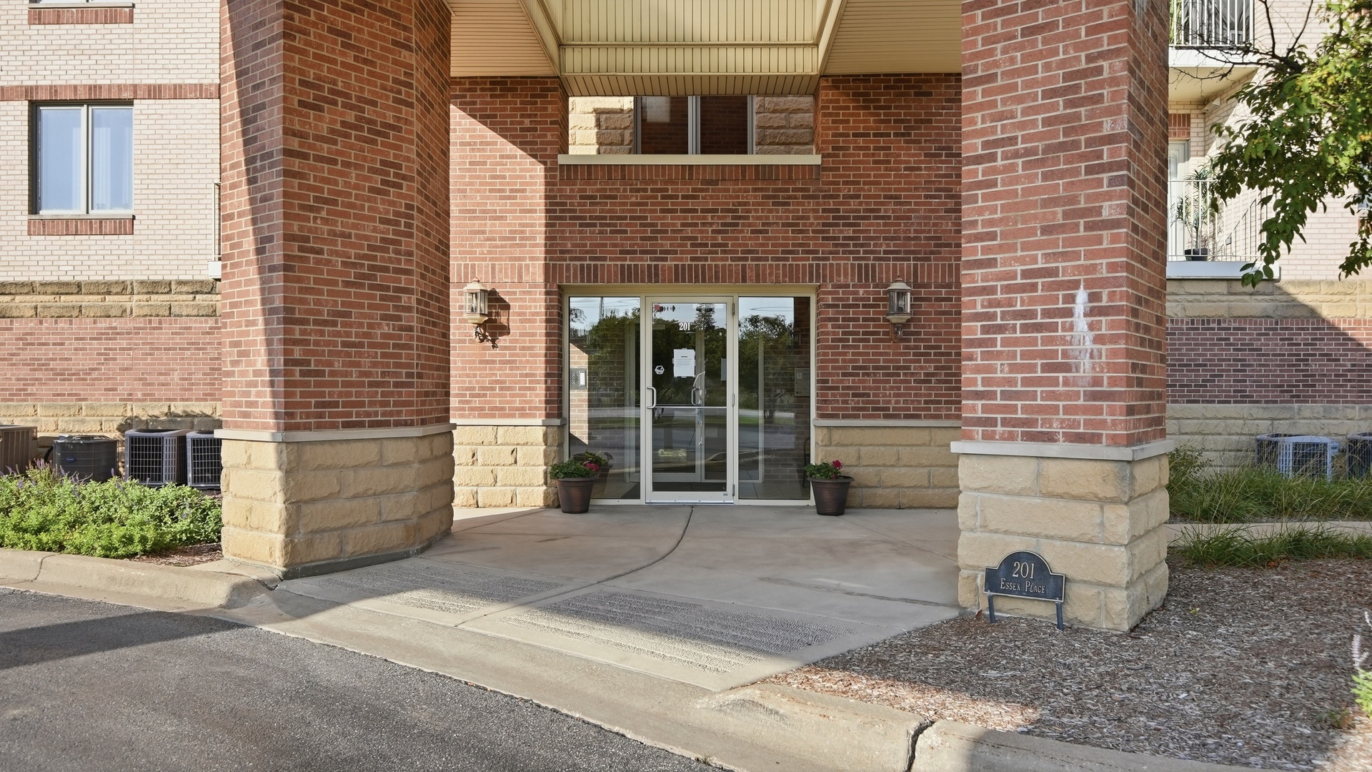Home in Elmhurst, IL 60126 — photo 3