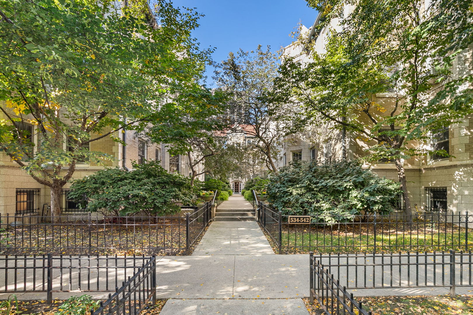 Home in Chicago, IL 60657 — photo 3