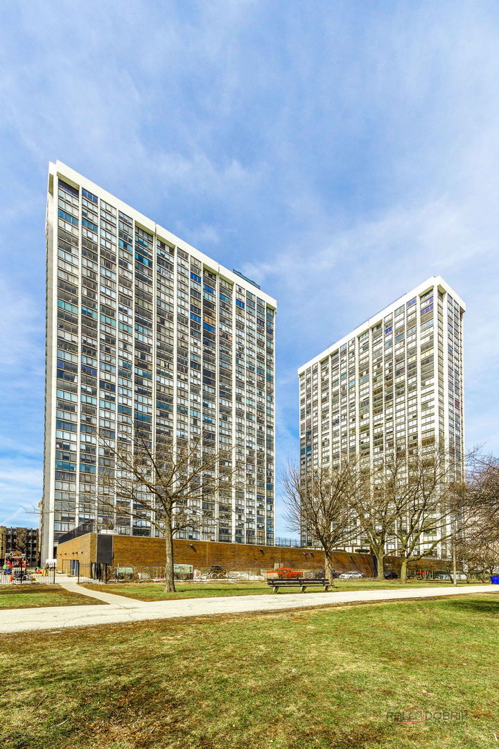 5445 N Sheridan Road 3805 — photo