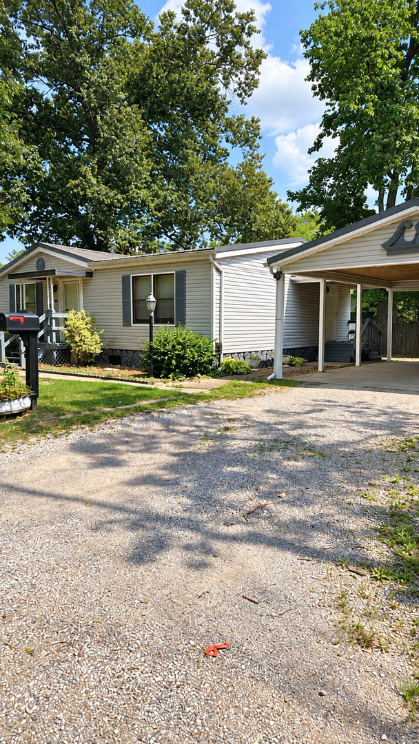 200 E Blake Street, Benton, IL 62812 — photo 2