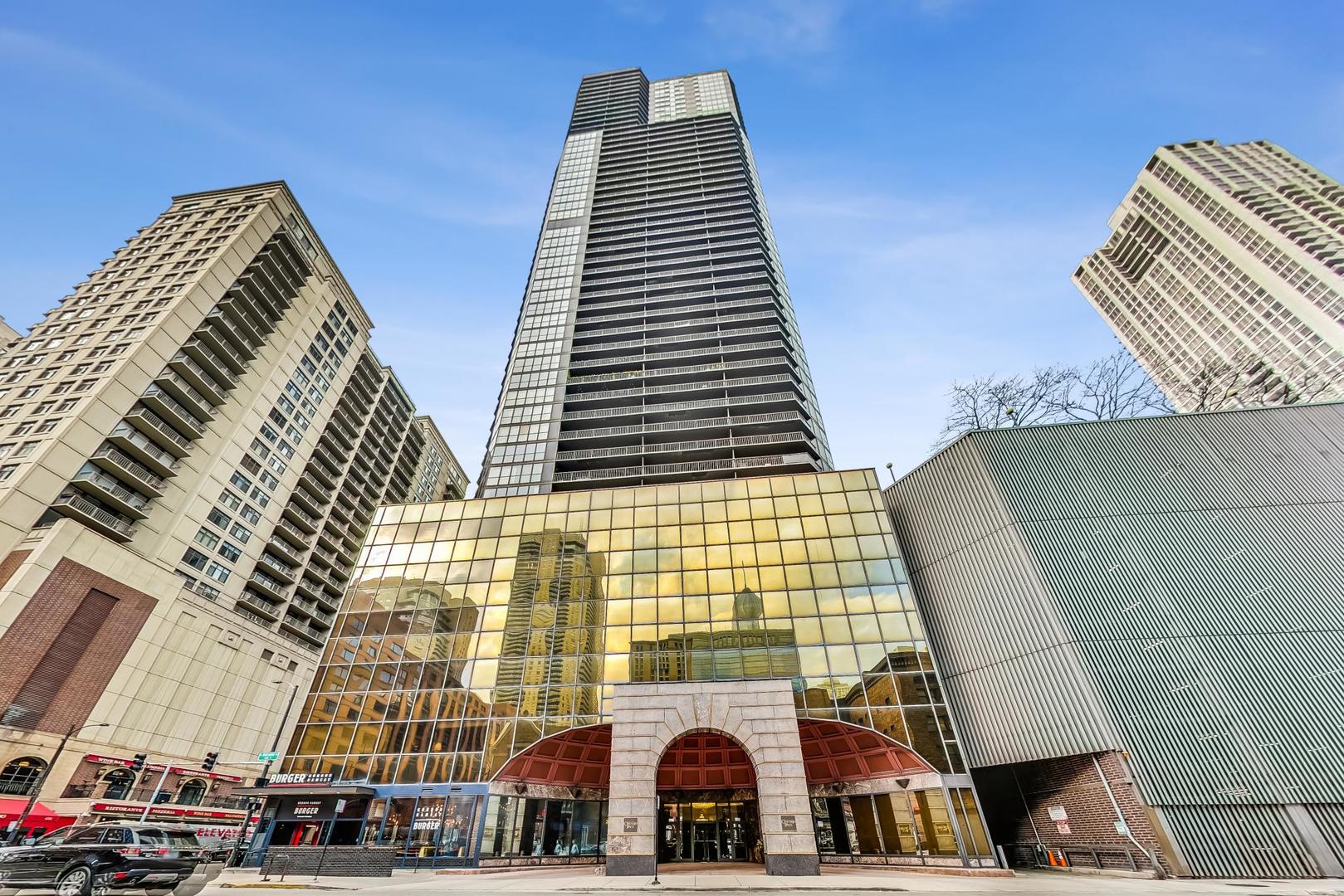 10 E Ontario Street 5001-02 — photo