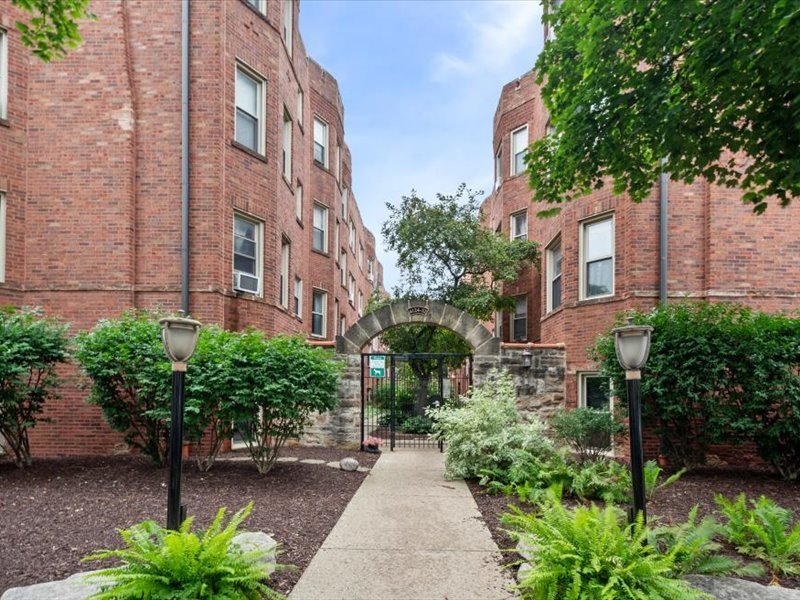 4128.5 N Kedvale Avenue Unit 306 — photo