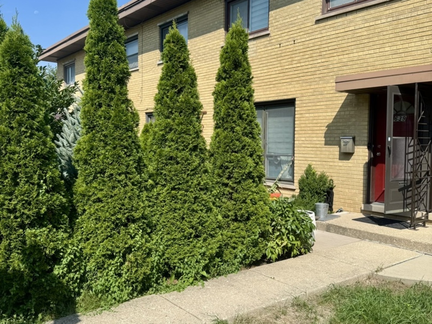 639 Maple Court — photo
