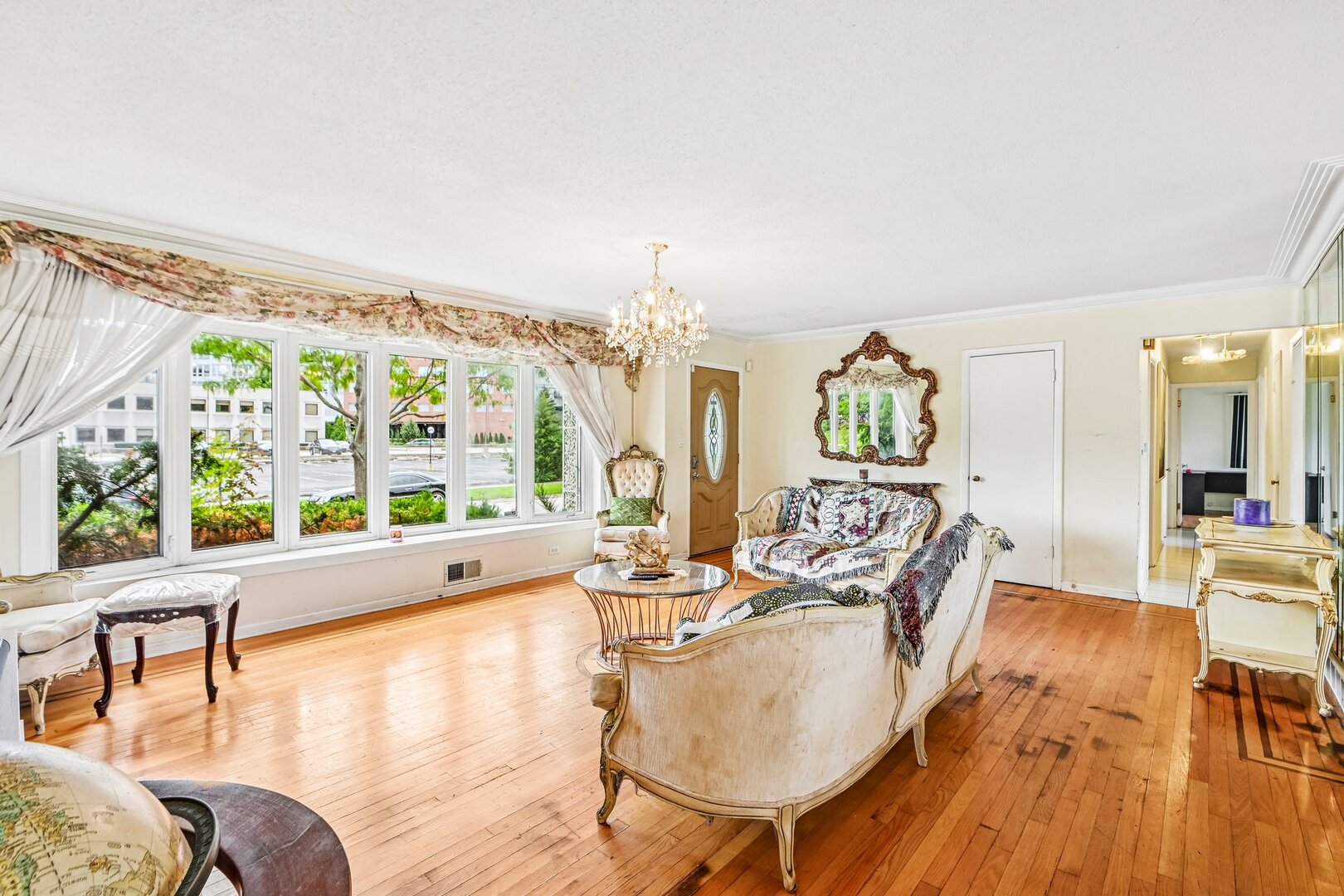 Home in Lincolnwood, IL 60712 — photo 2
