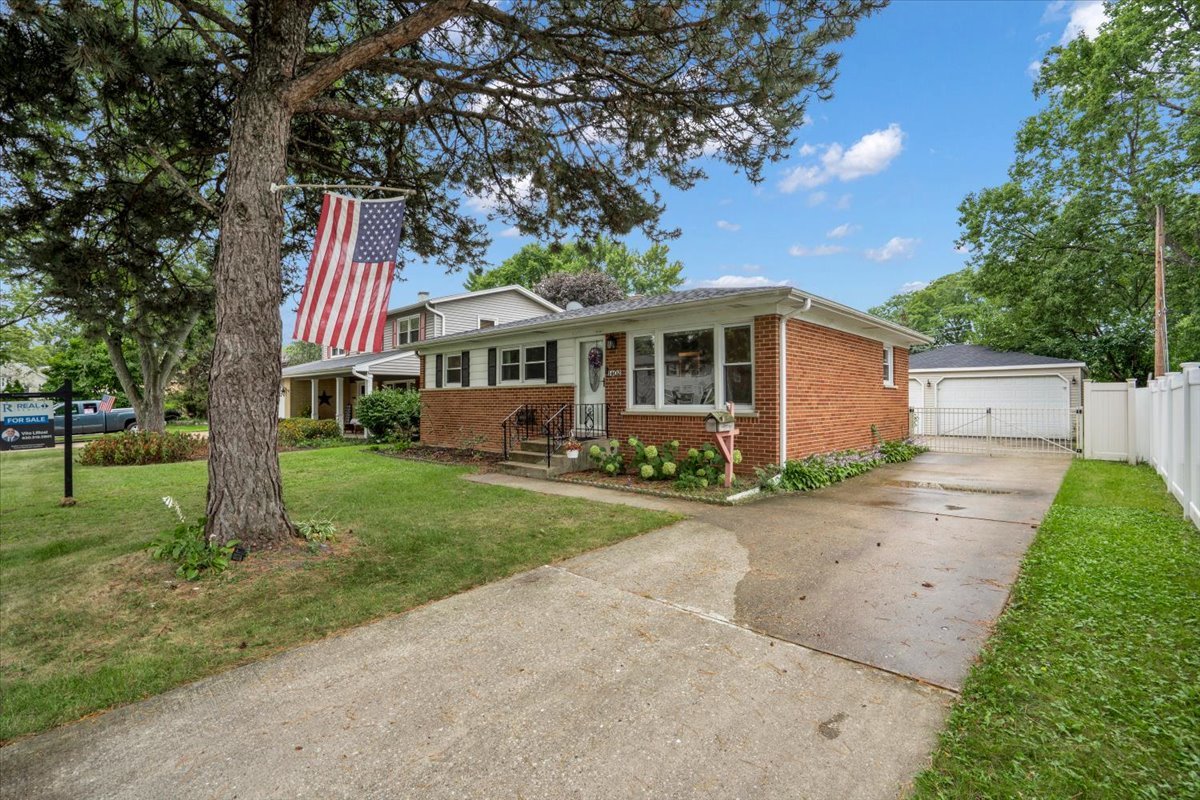 1402 S Robert Drive — photo