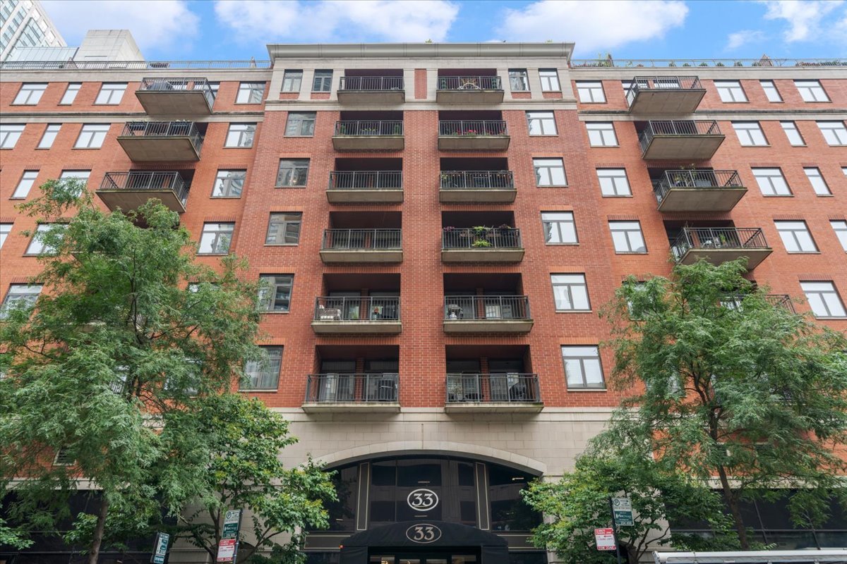 33 W Huron Street 402 — photo