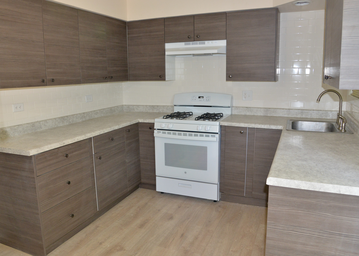 Home in Woodridge, IL 60517 — photo 2