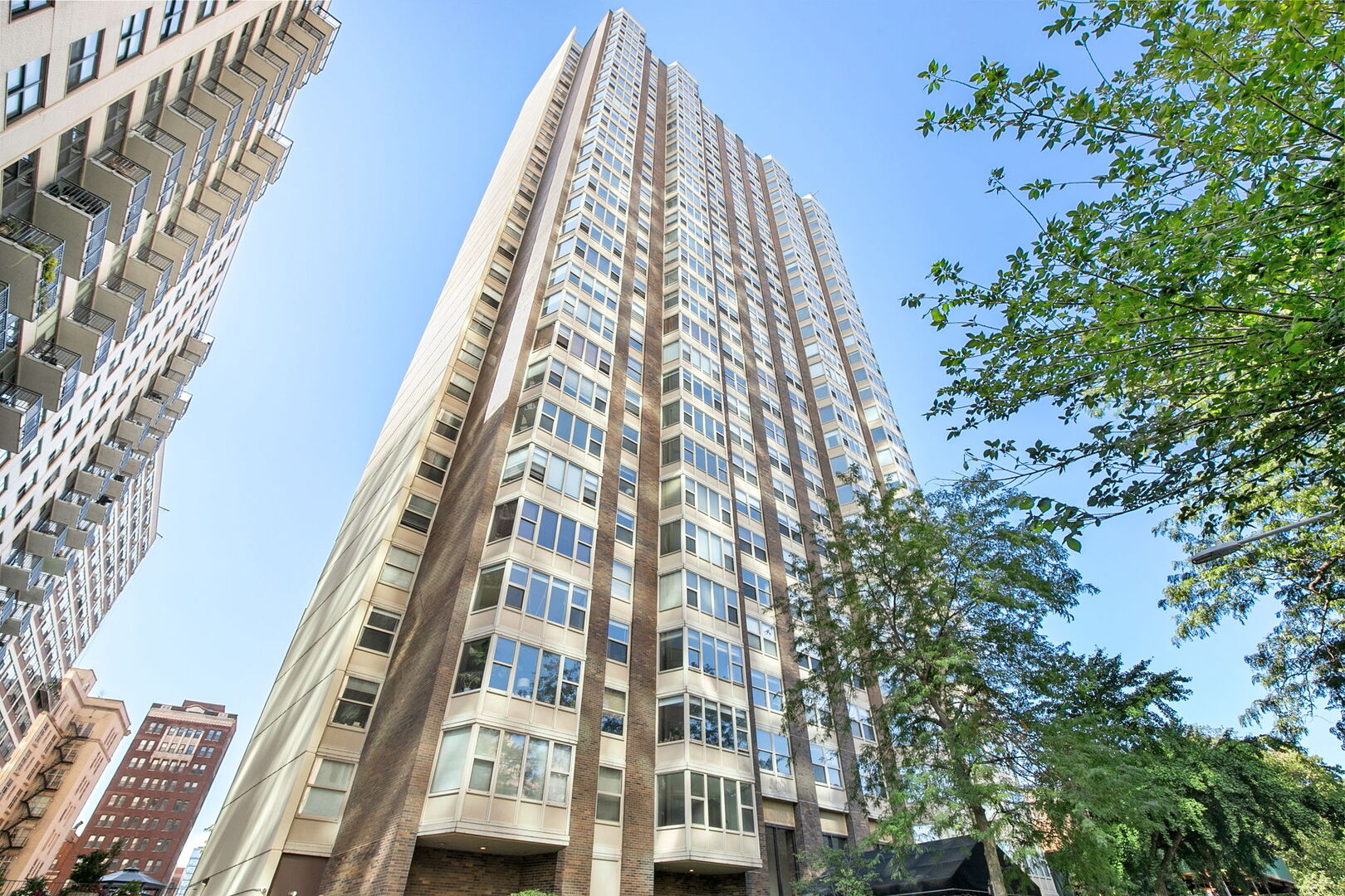 525 W Hawthorne Place 1102 — photo
