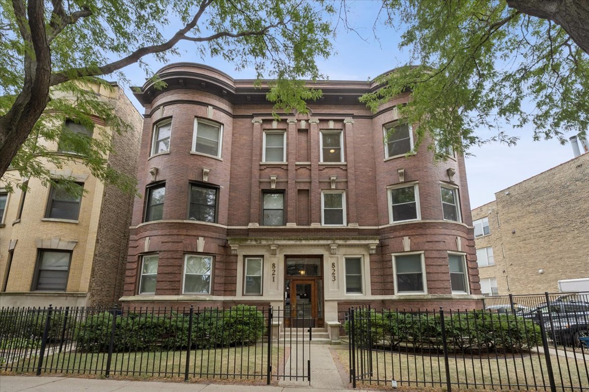823 W Belle Plaine Avenue 3 — photo