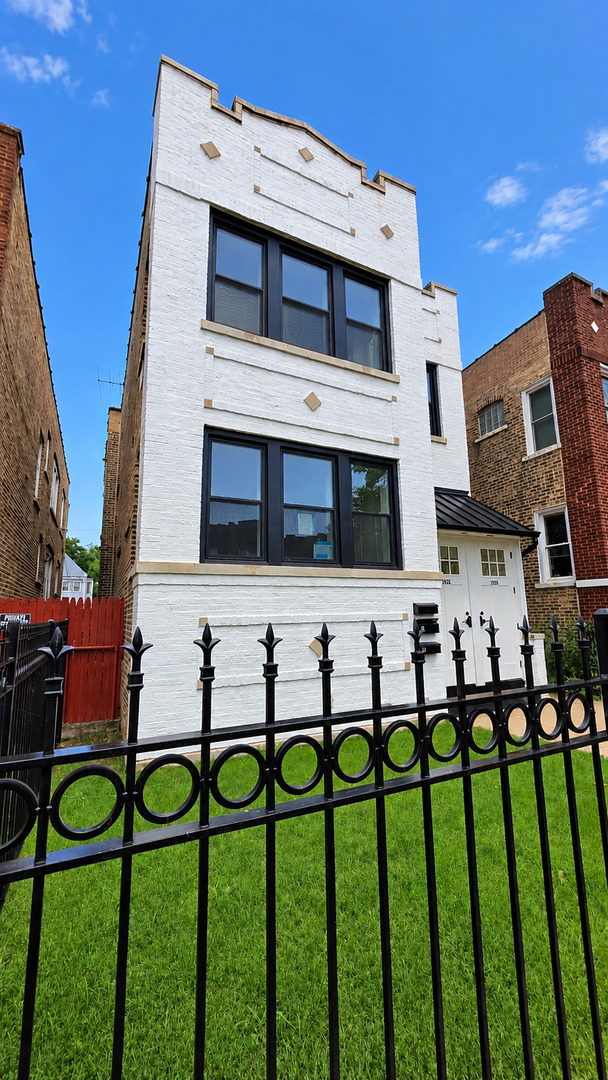 3225 N Kenneth Avenue B — photo
