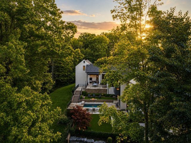 8100 Mountaintop Drive — photo