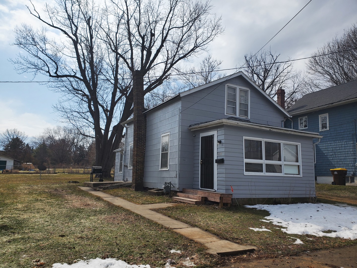 219 W John Street — photo
