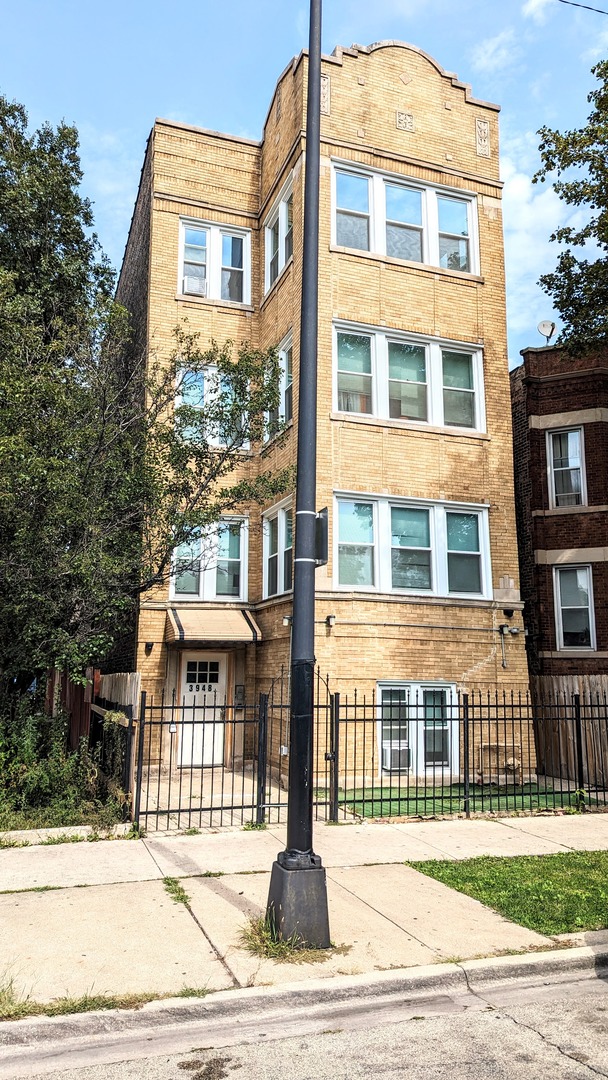 3948 W Congress Parkway 3R — photo