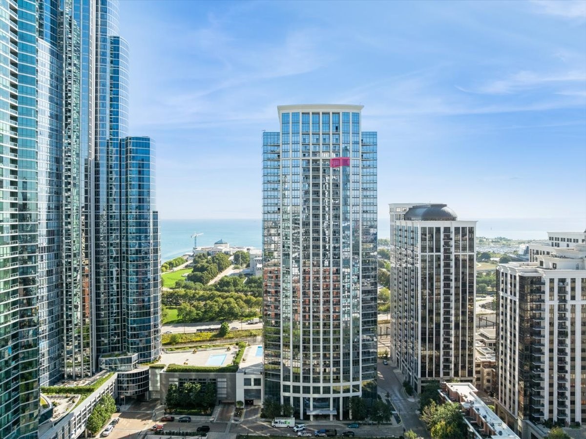 1235 S Prairie Avenue 3306 — photo