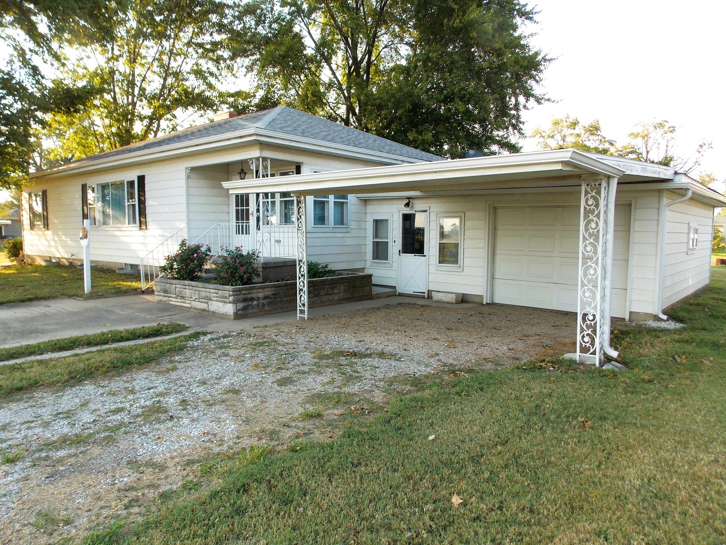 210 E 4th Street, Hoffman, IL 62250 — photo 2