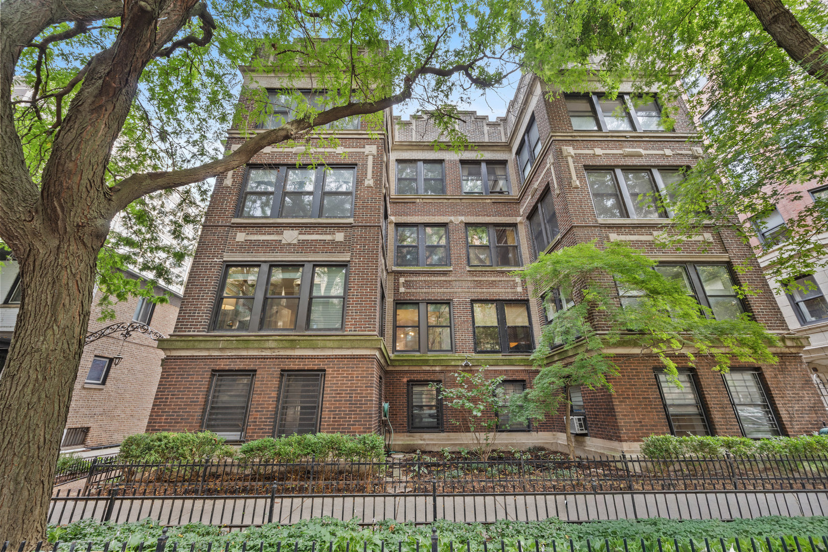 425 W Briar Place 1E — photo
