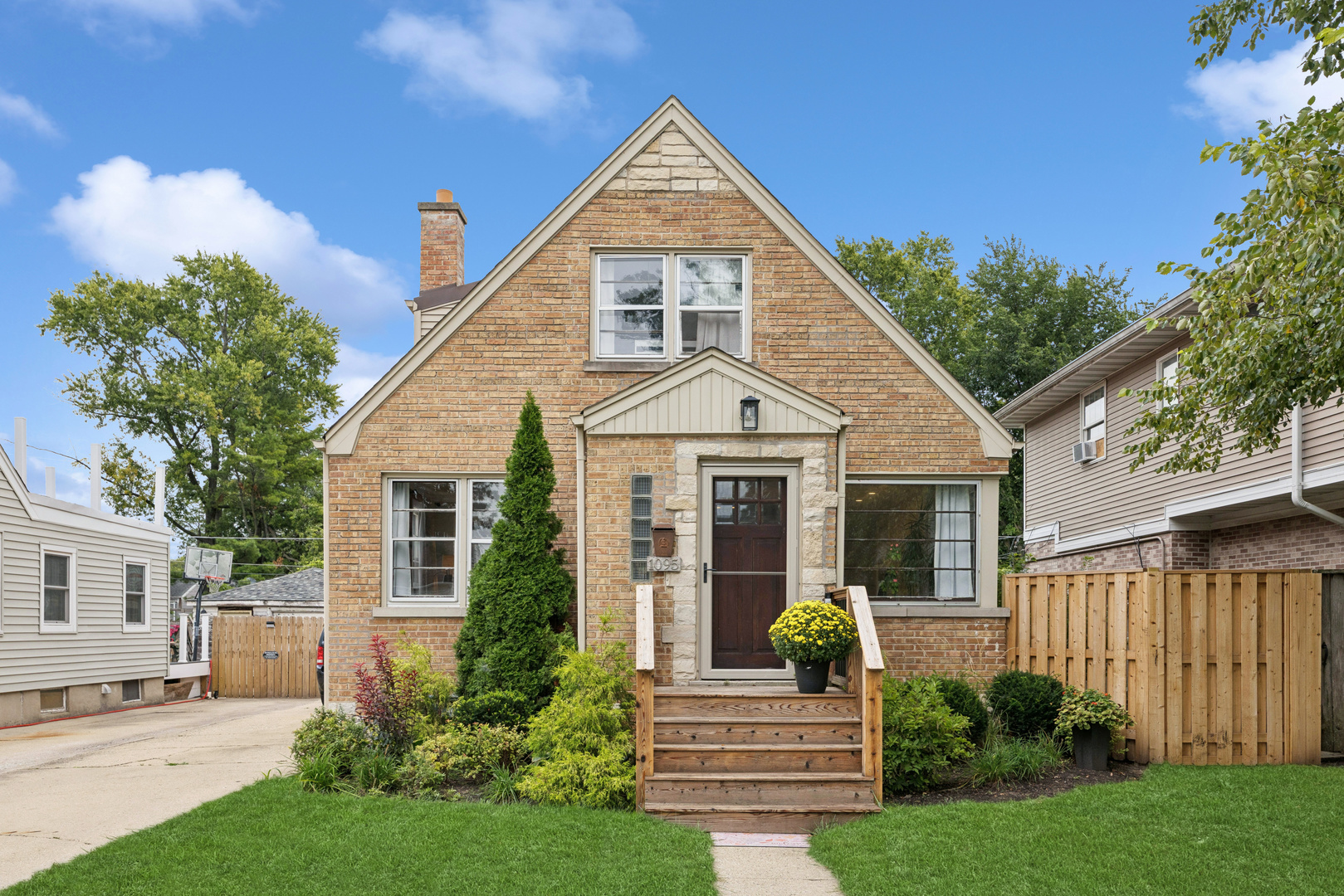 1095 Webster Lane — photo