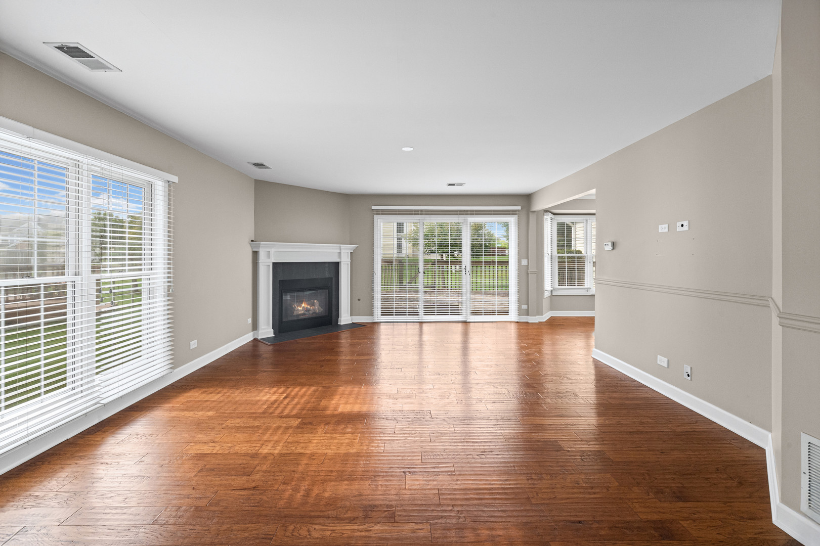 Home in Hoffman Estates, IL 60010 — photo 2
