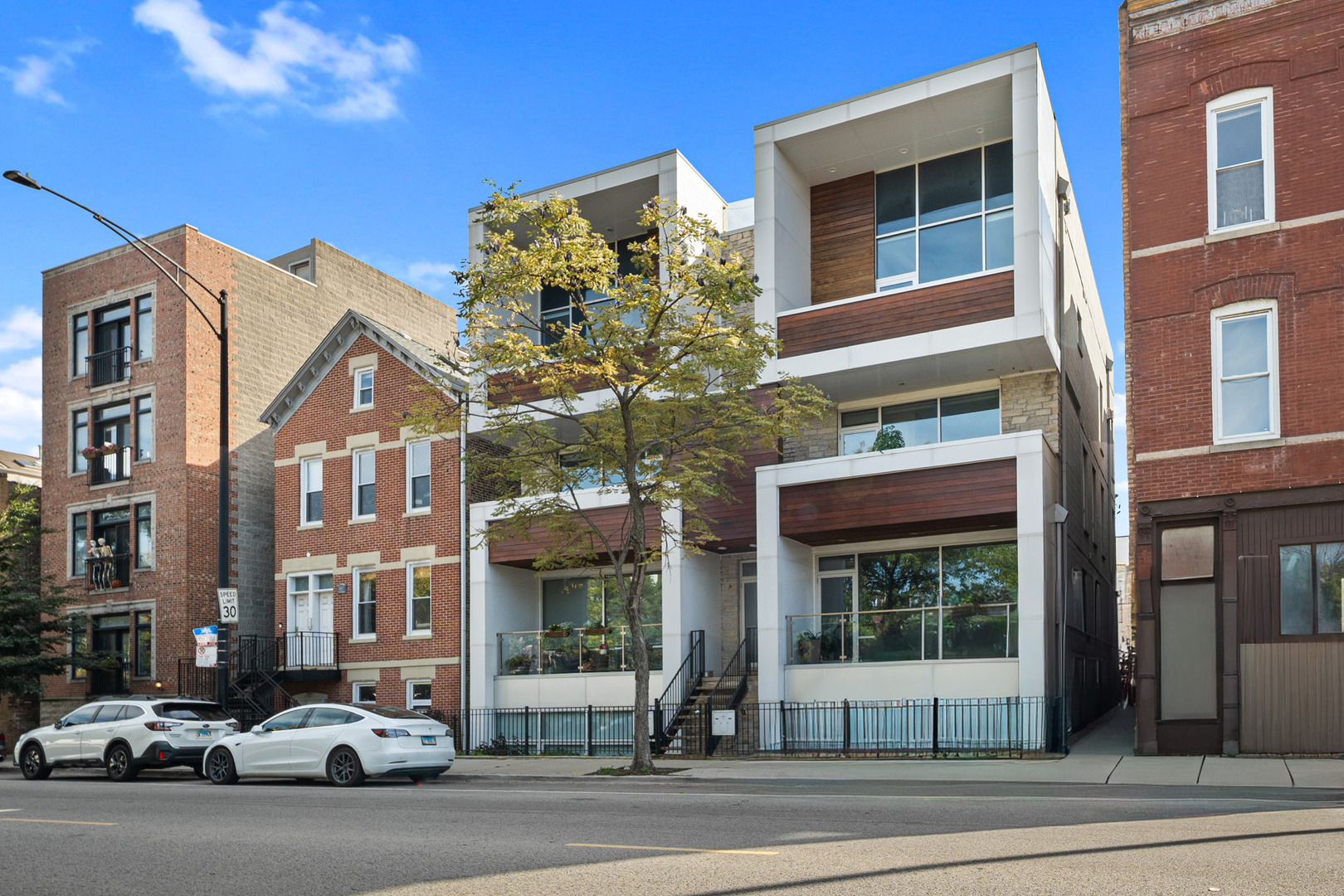 Home in Chicago, IL 60622 — photo 2