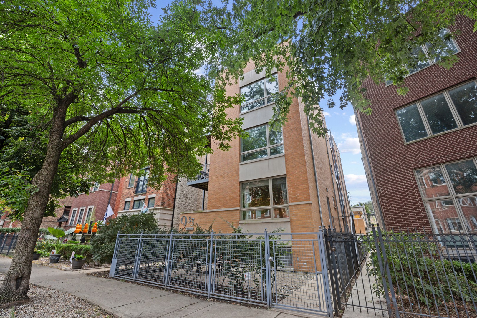 933 W George Street 1N — photo