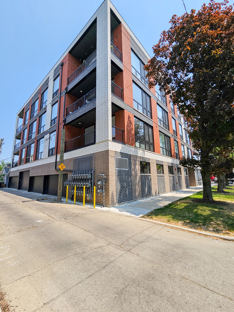 2402 W Carmen Avenue 203 — photo