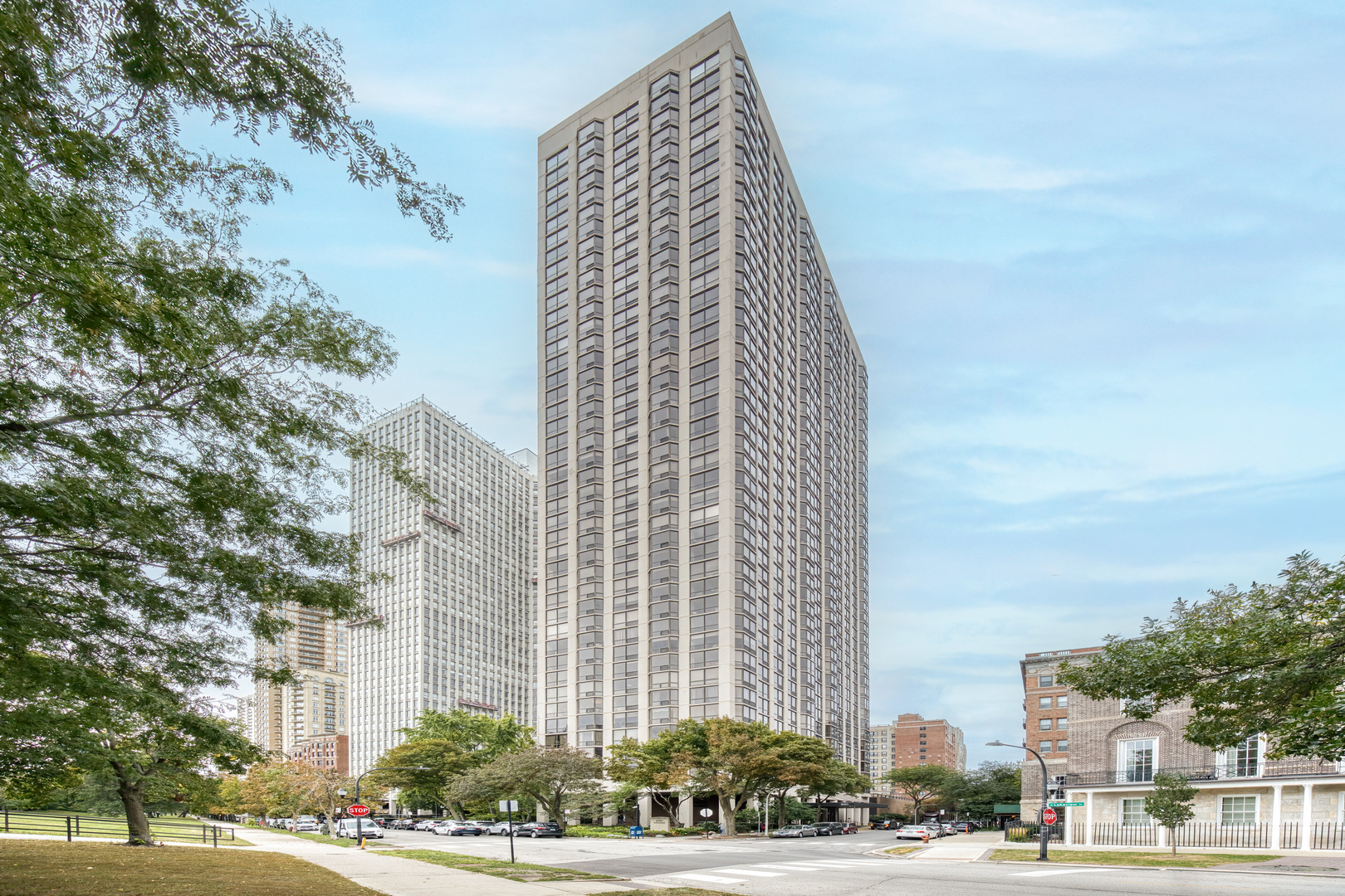 2650 N Lakeview Avenue 1201 — photo