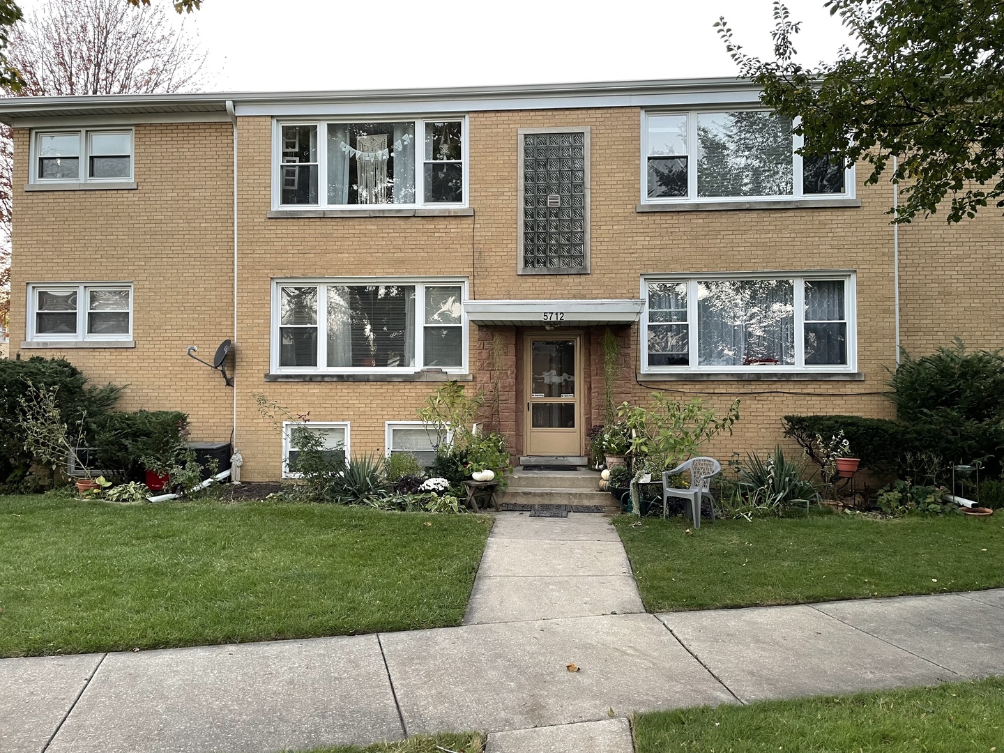 5712 W Higgins Avenue Garden — photo
