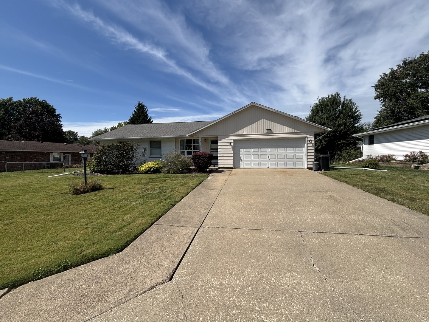 2811 E Bluff Court — photo