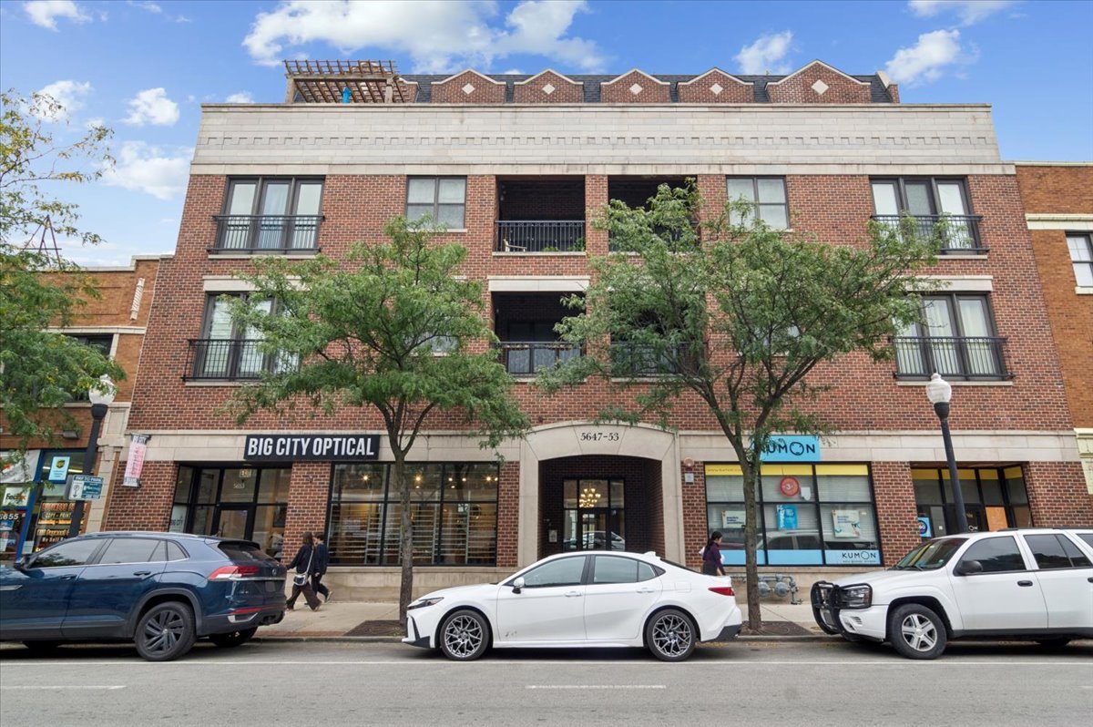 5647 N Clark Street 402 — photo