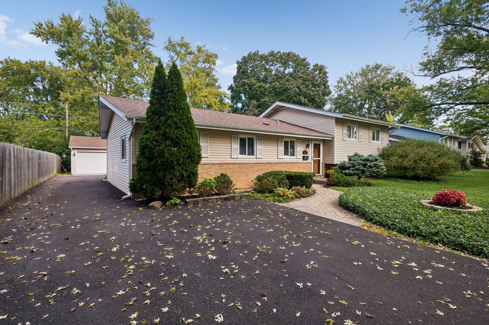 Home in Wheaton, IL 60187 — photo 2