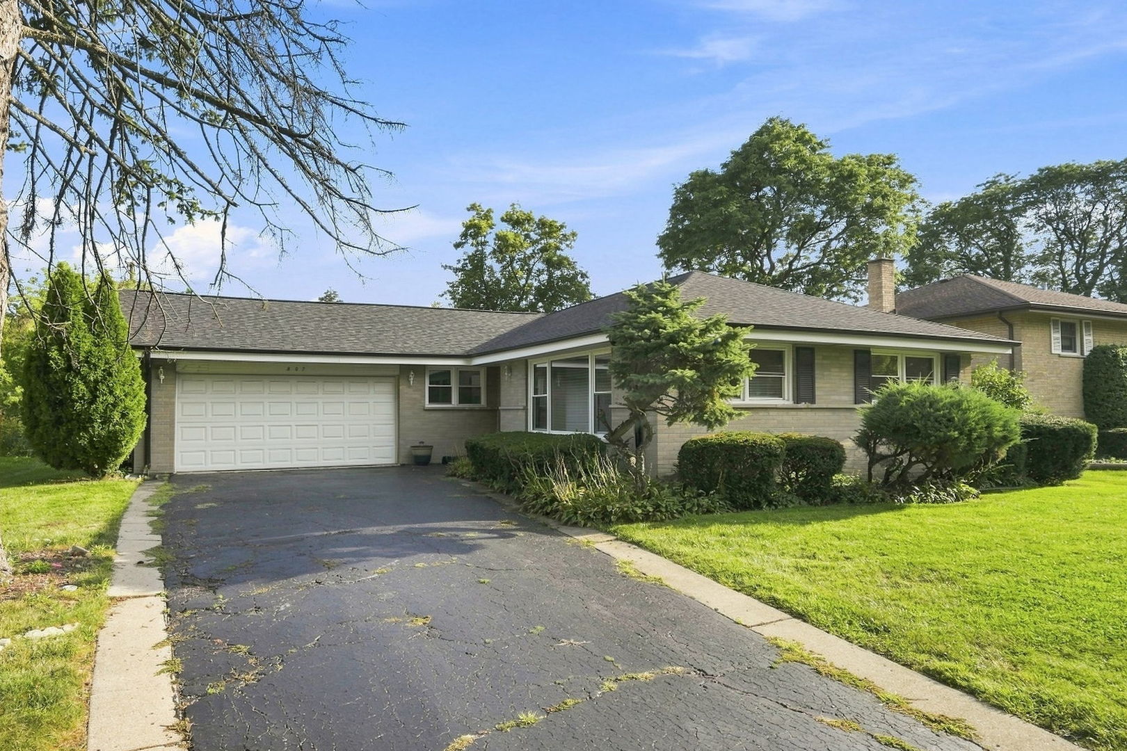 807 E Golfview Drive, Mount Prospect, IL 60056 — photo 2