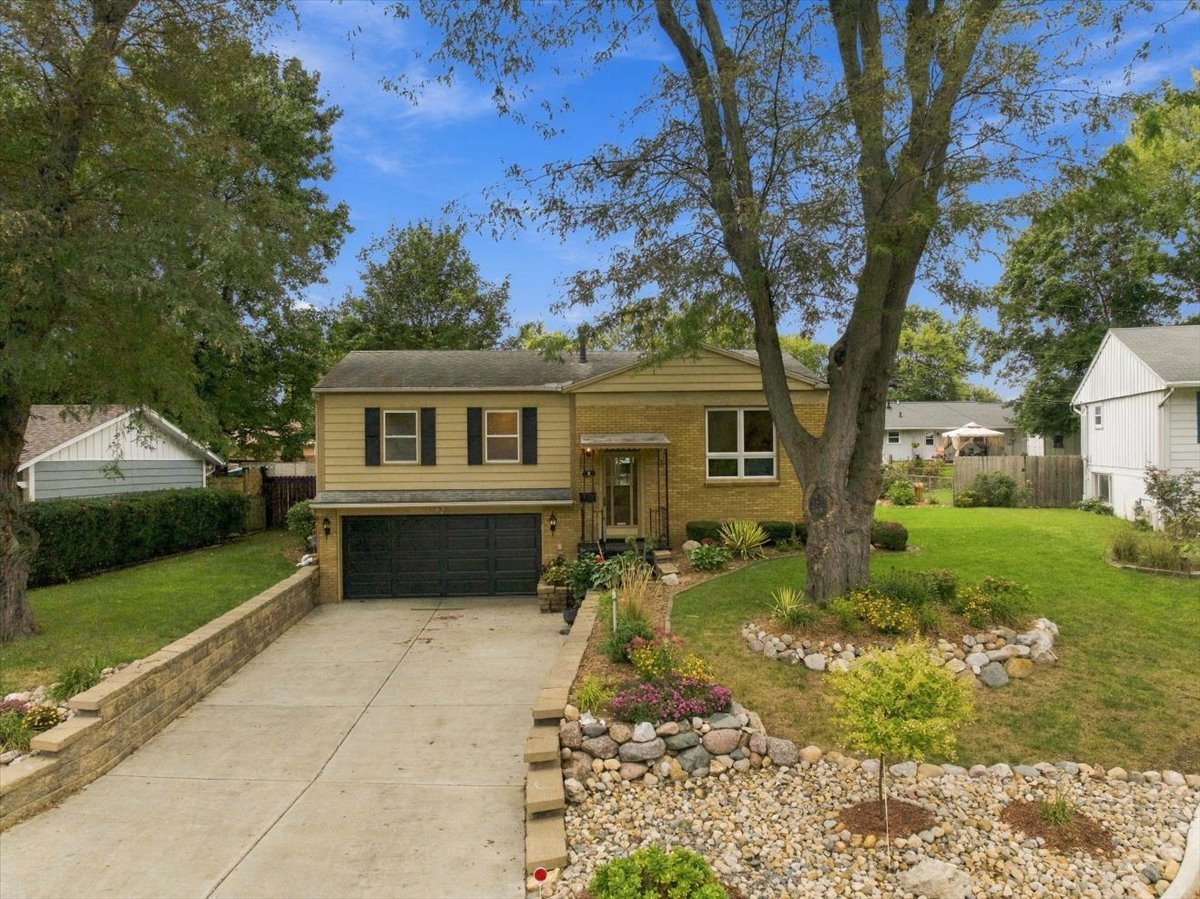 Home in Normal, IL 61761 — photo 2