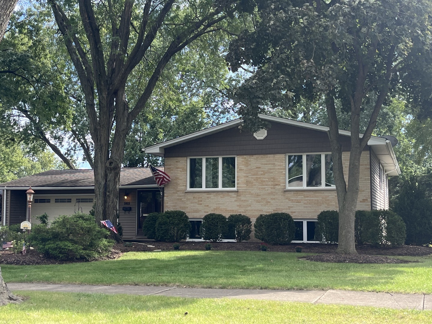 565 Maywood Lane — photo