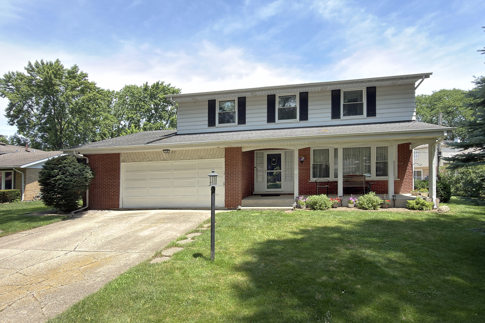2022 E Woodview Drive — photo