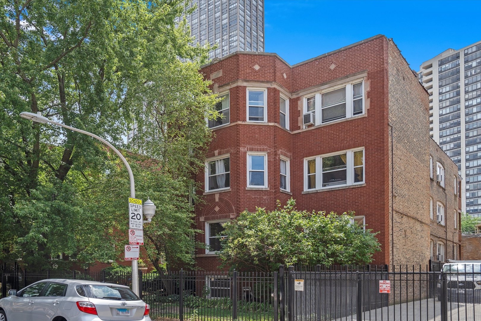 733 W Bittersweet Place 1E — photo