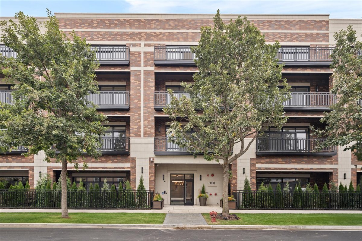 3951 N Wayne Avenue 407 — photo