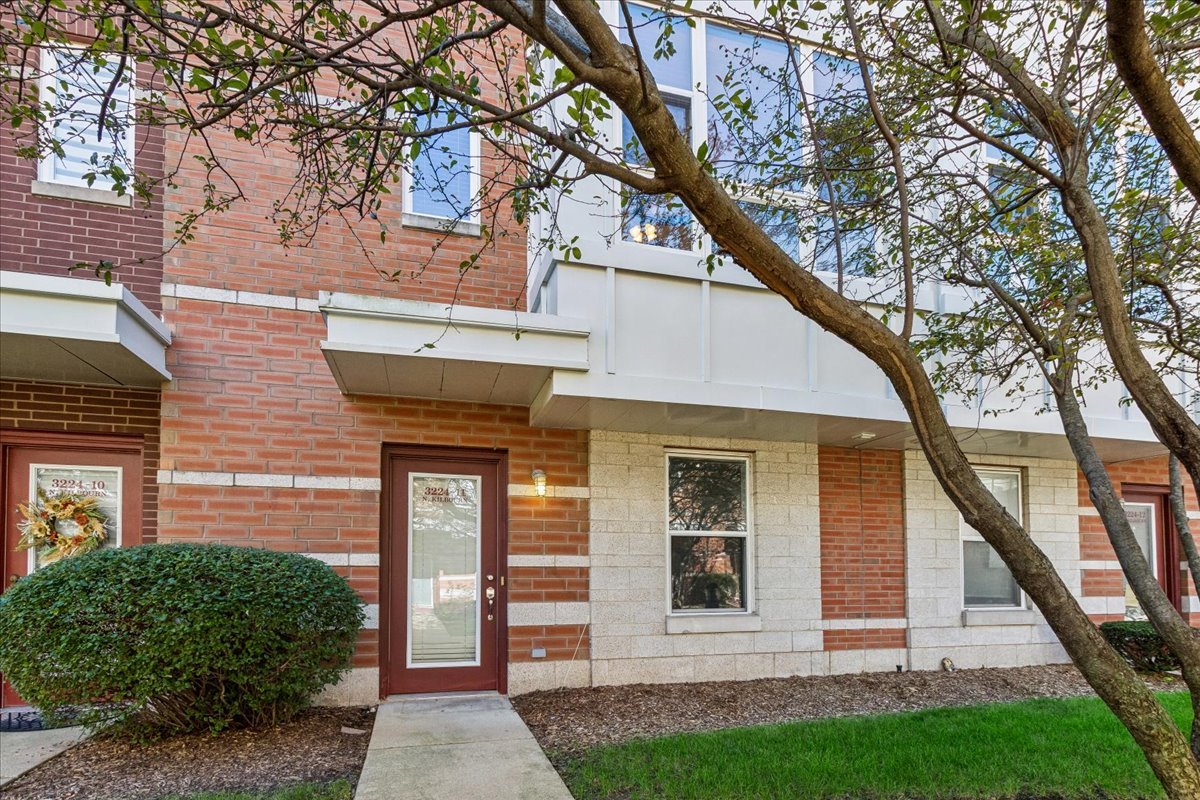 3224 N Kilbourn Avenue 11 — photo