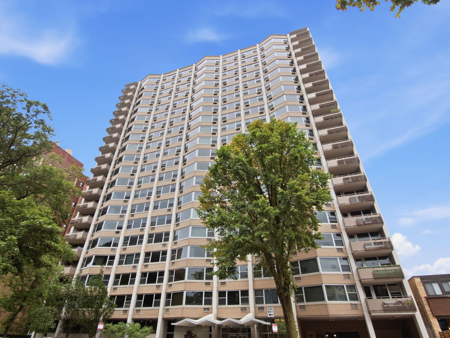 555 W Cornelia Avenue 1002 — photo