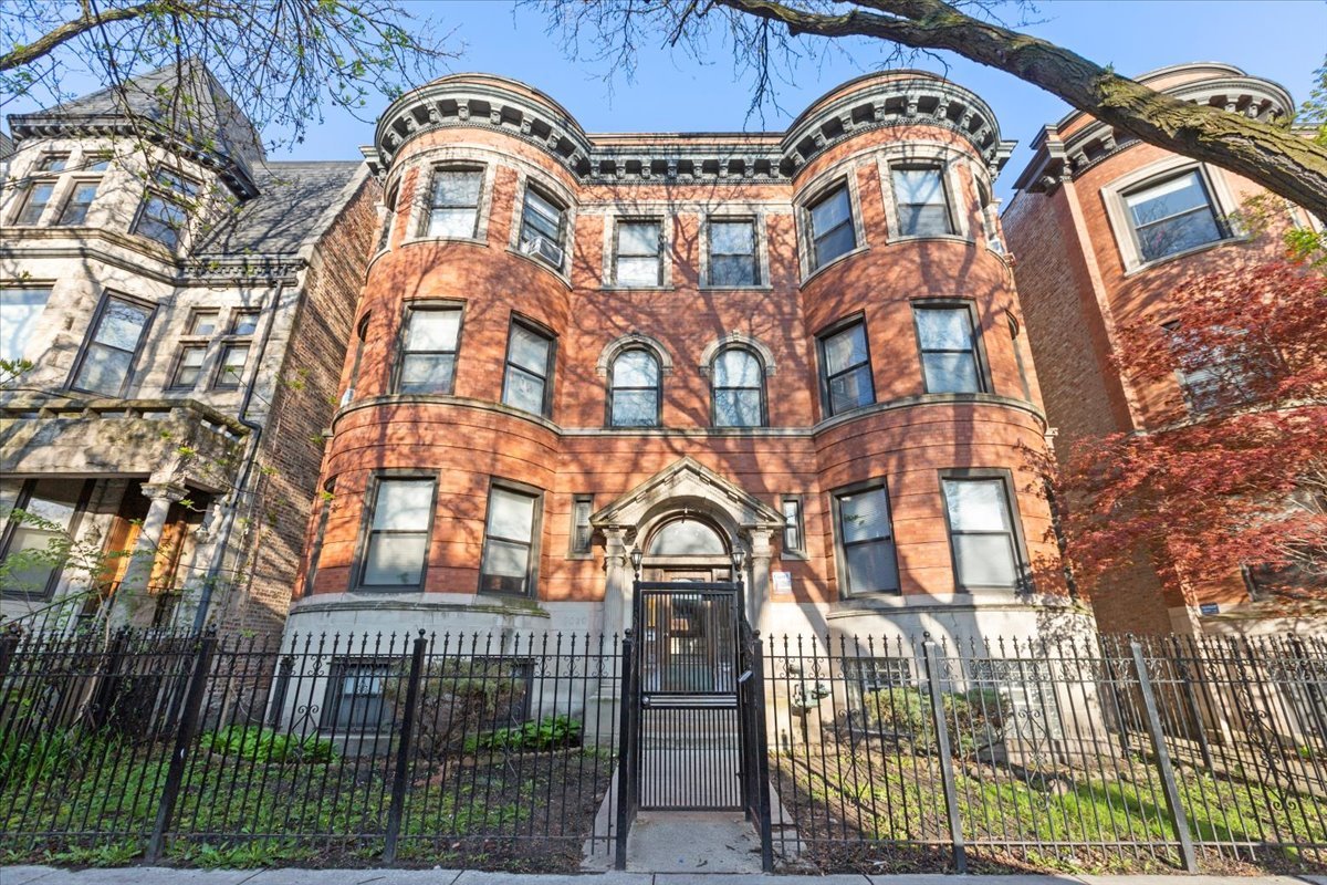 5020 S Blackstone Avenue Bsmt — photo