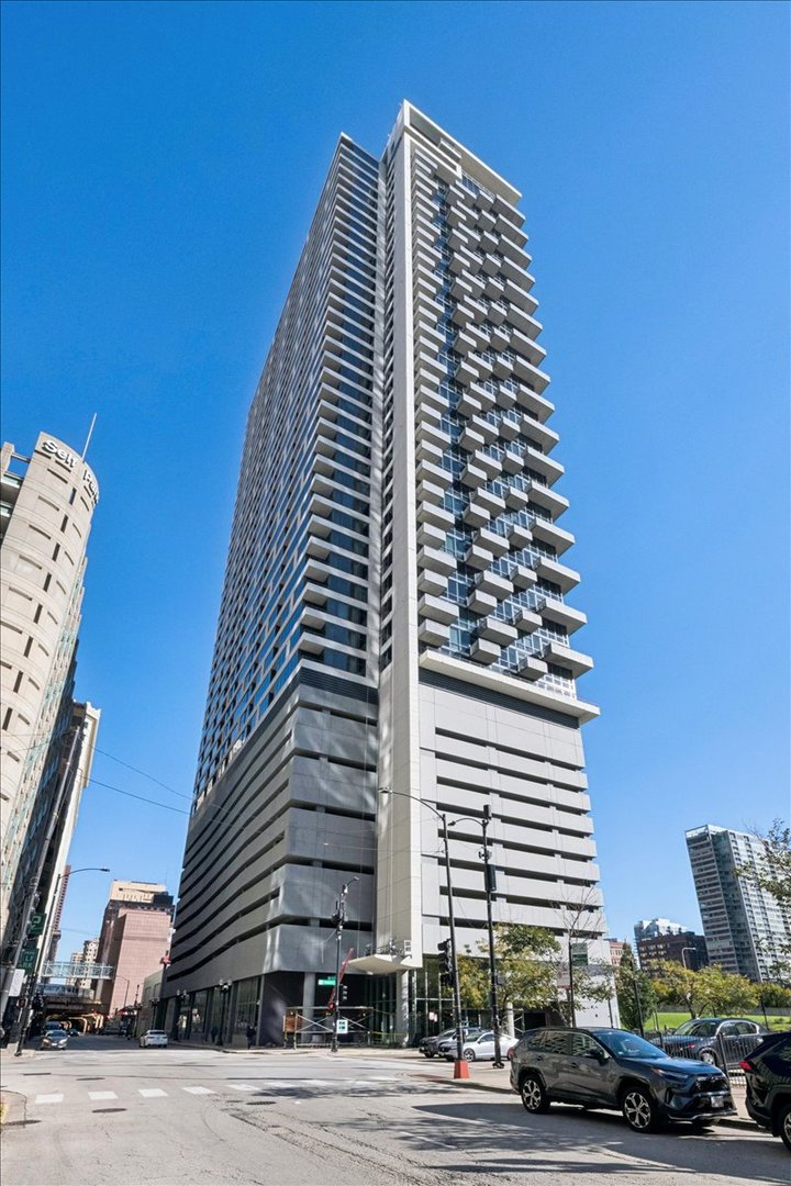 235 W Van Buren Street Unit 3915 — photo