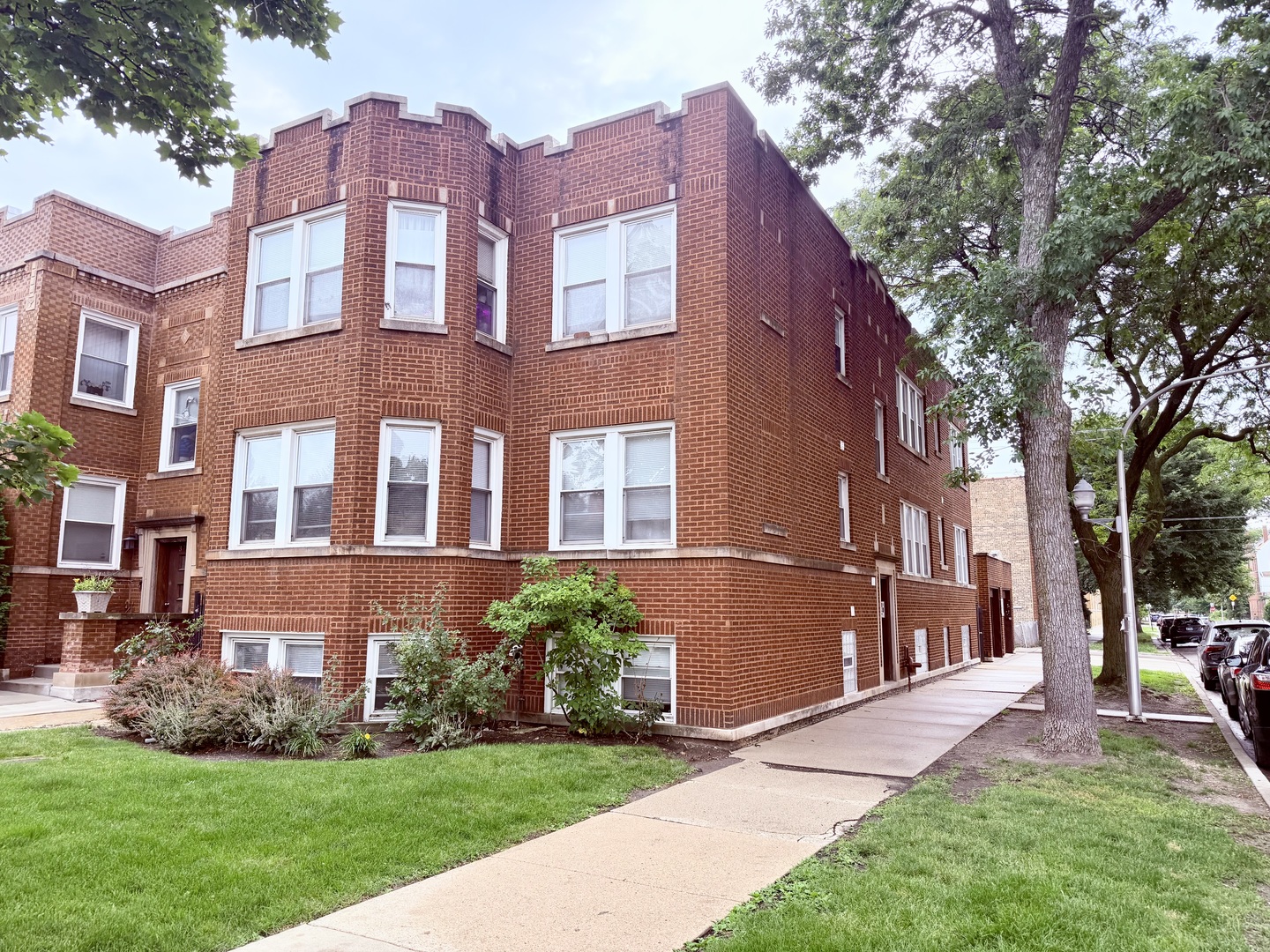 3758 N Sawyer Avenue — photo