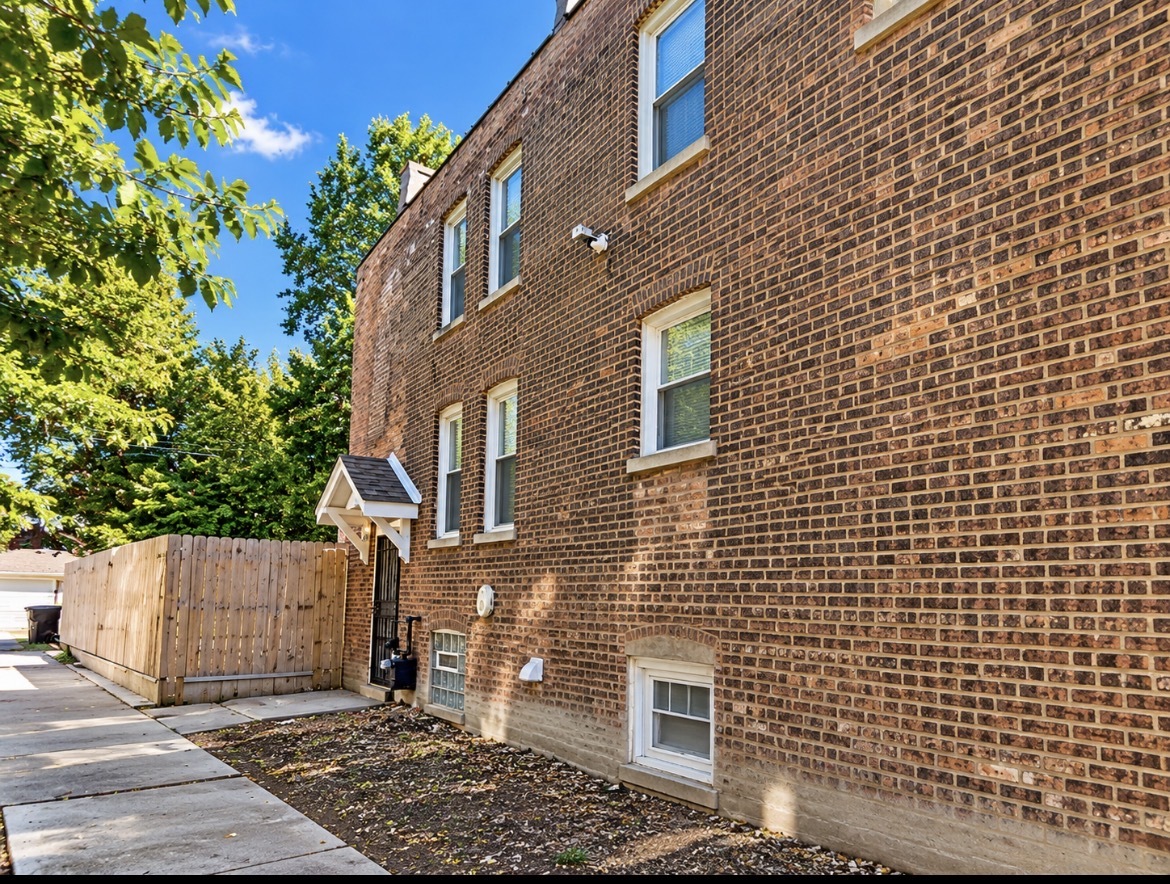 Home in Chicago, IL 60628 — photo 2
