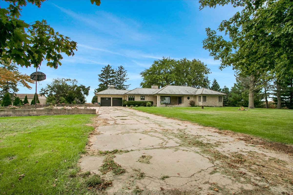 3255 E 12th Road, Ottawa, IL 61350
