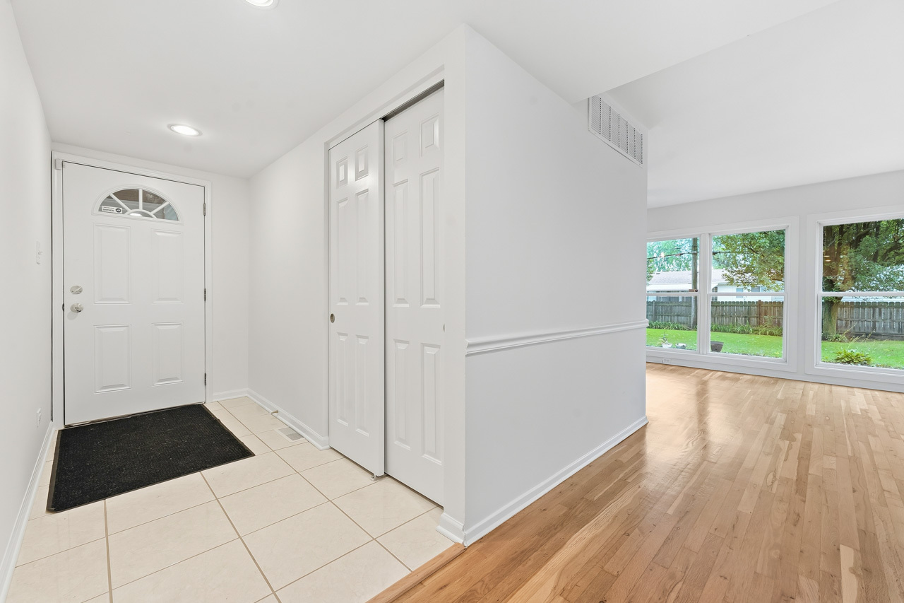 475 Olive Street, Hoffman Estates, IL 60169 — photo 2
