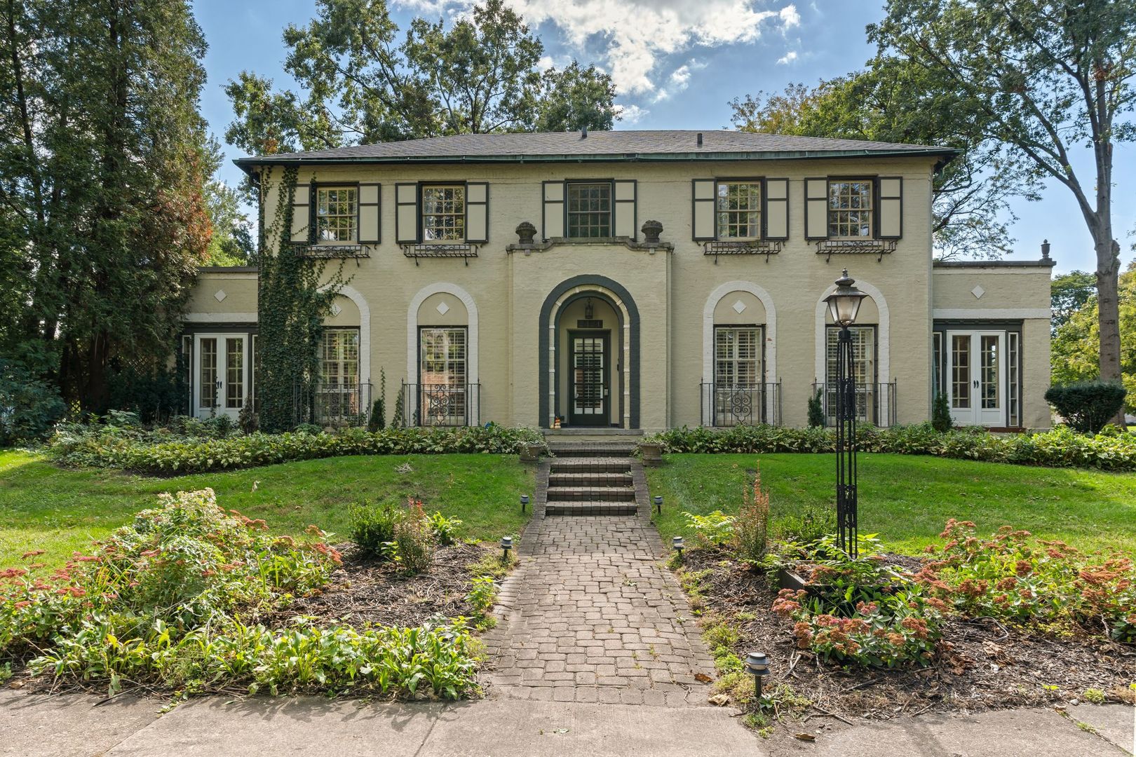 2424 Hawthorne Lane — photo